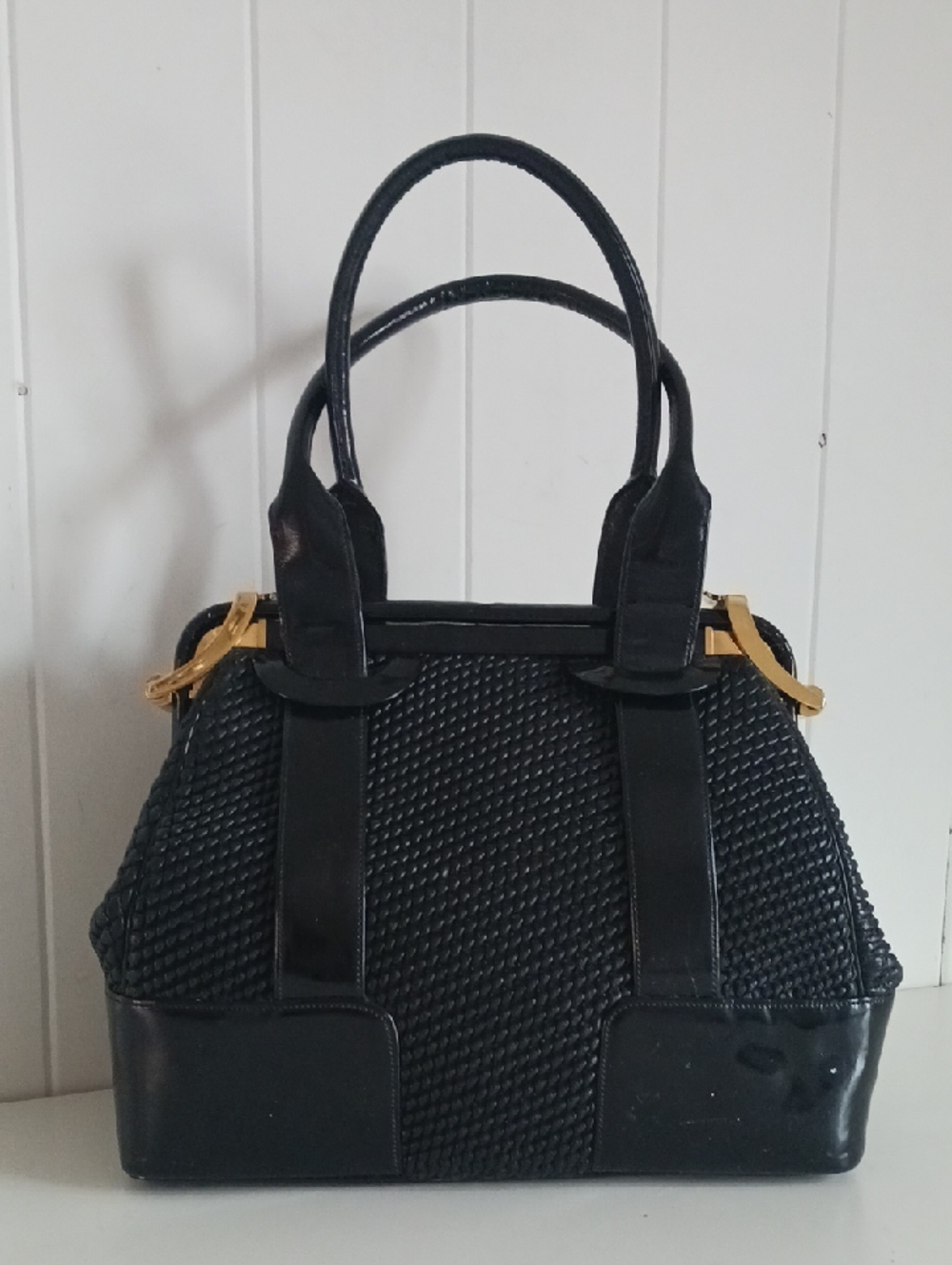 JUDITH LEIBER BLK TEXTURED AND PATENT BAG.